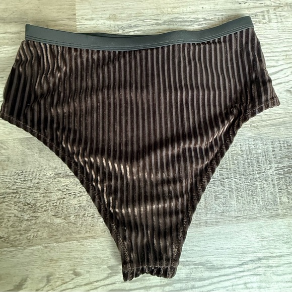 Women’s Cupshe High Wasted Dark Brown Smocked Ribbed Bikini Size Medium - Picture 12 of 15